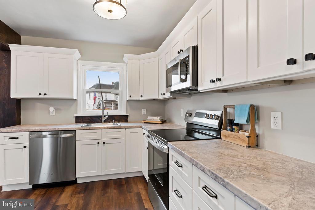 3102 SCHOOLHOUSE LANE
