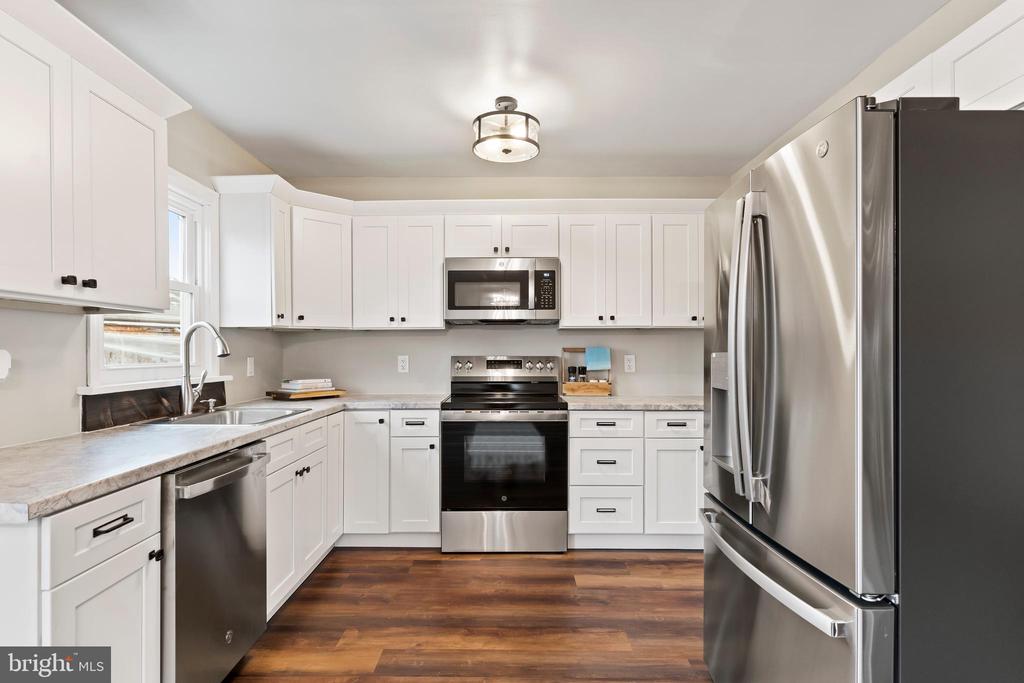 3102 SCHOOLHOUSE LANE