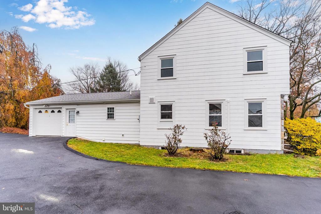 3102 SCHOOLHOUSE LANE