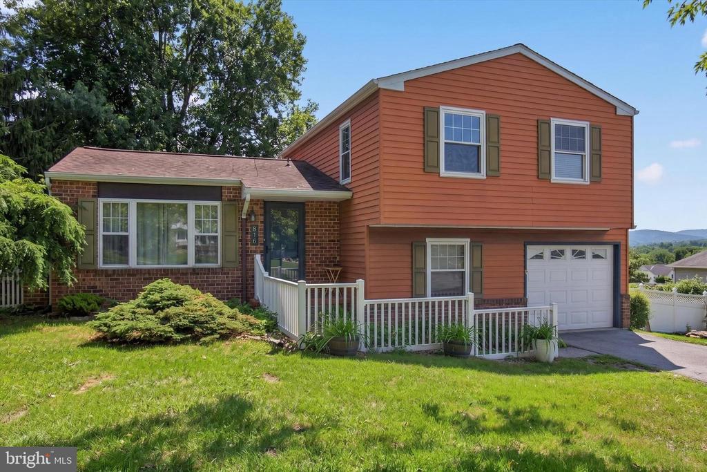 826 LARK DRIVE