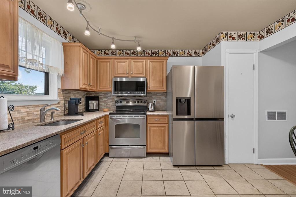 826 LARK DRIVE