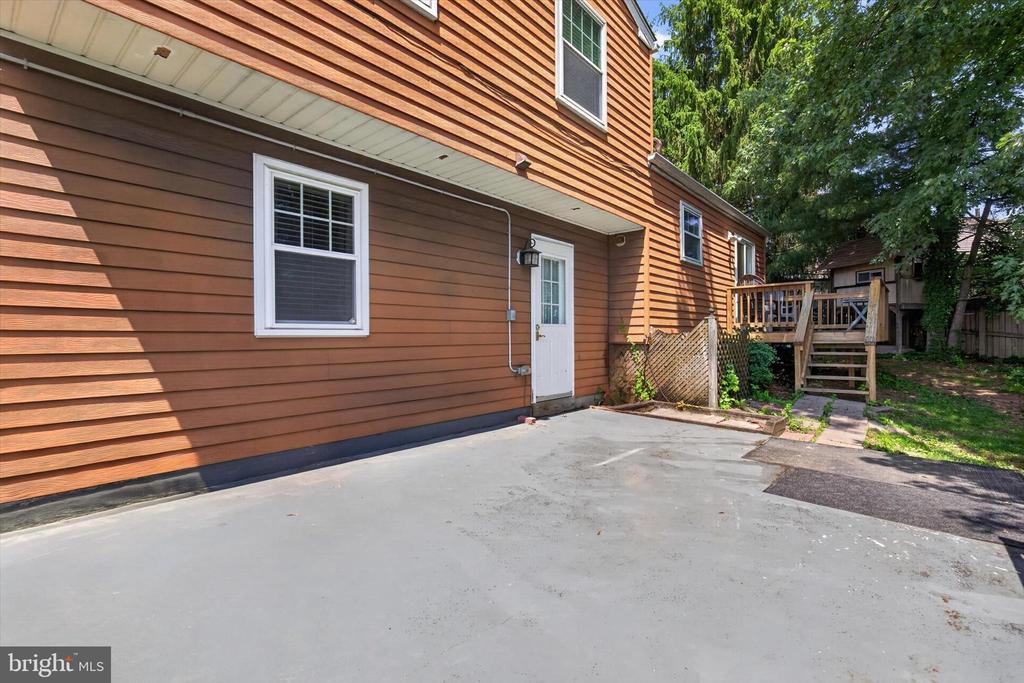 826 LARK DRIVE