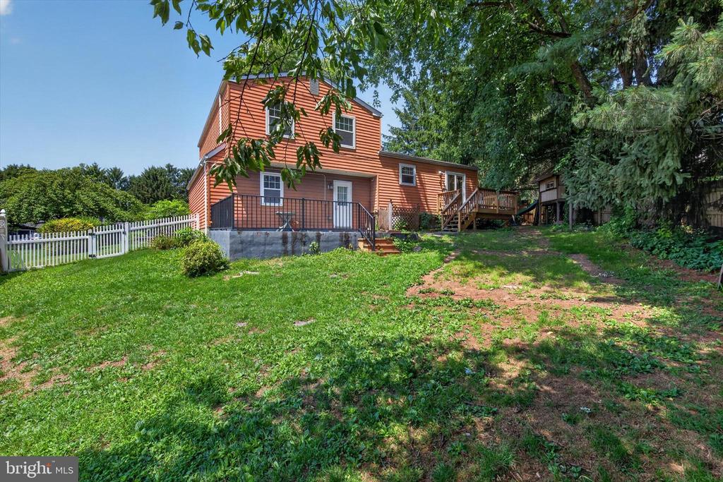 826 LARK DRIVE