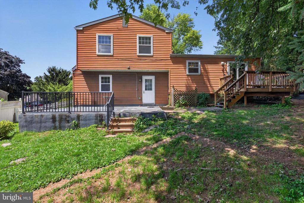 826 LARK DRIVE