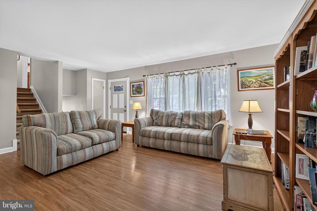 826 LARK DRIVE