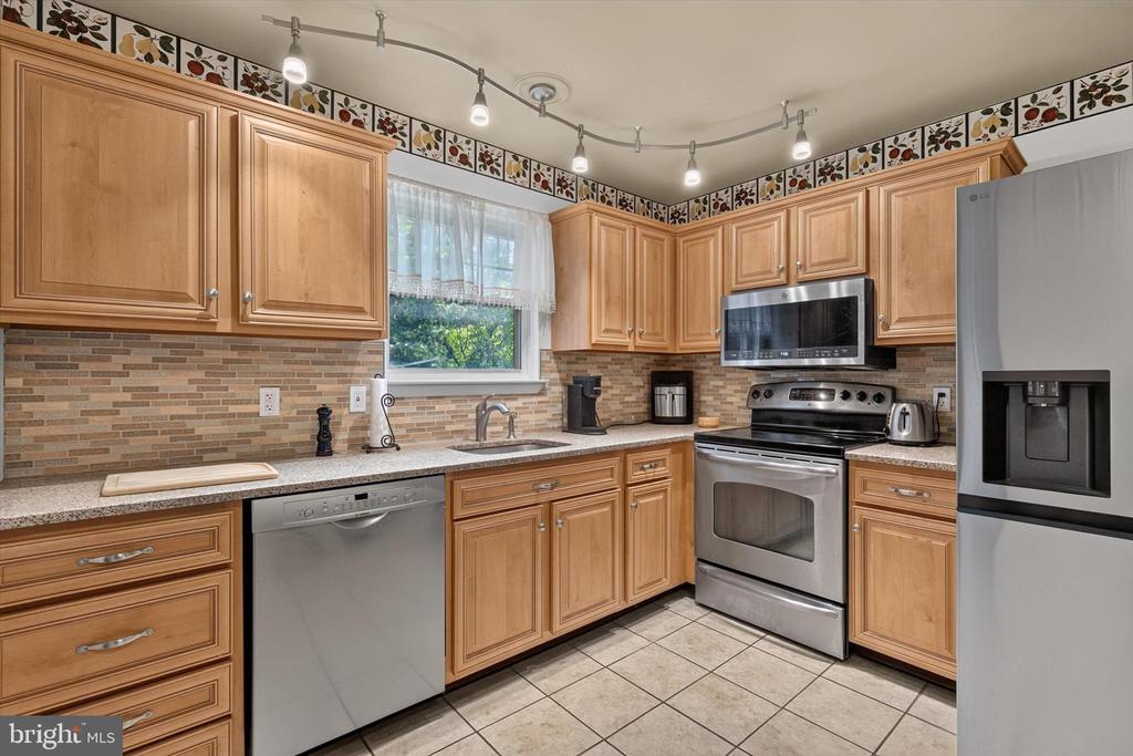 826 LARK DRIVE