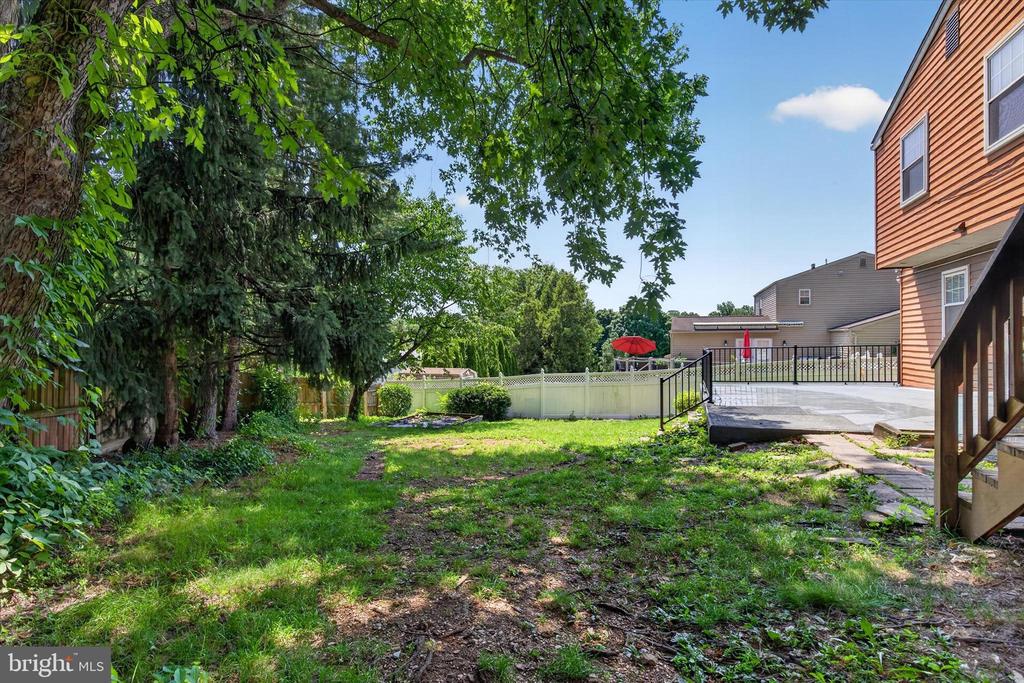 826 LARK DRIVE