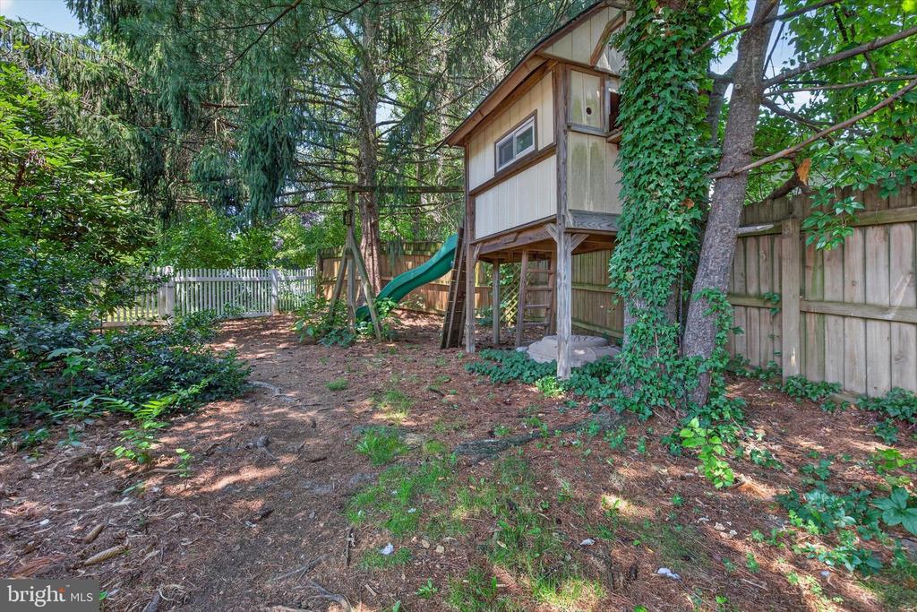 826 LARK DRIVE