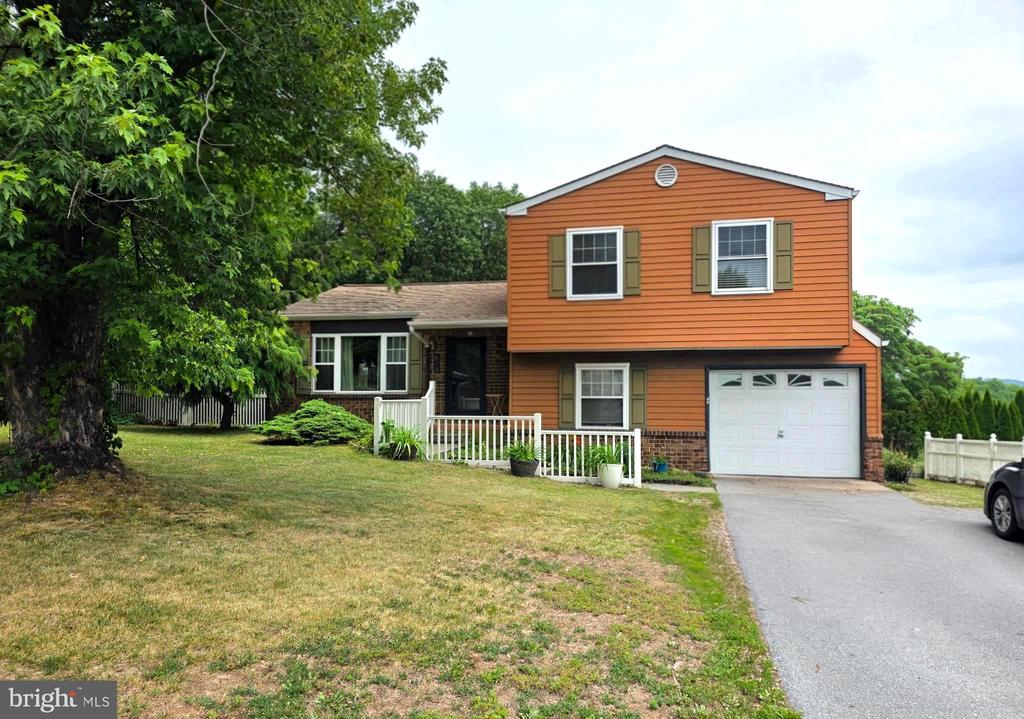 826 LARK DRIVE
