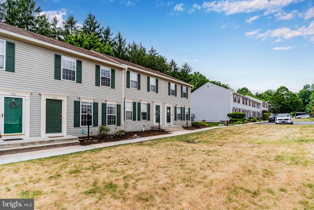 580 BENTON COURT