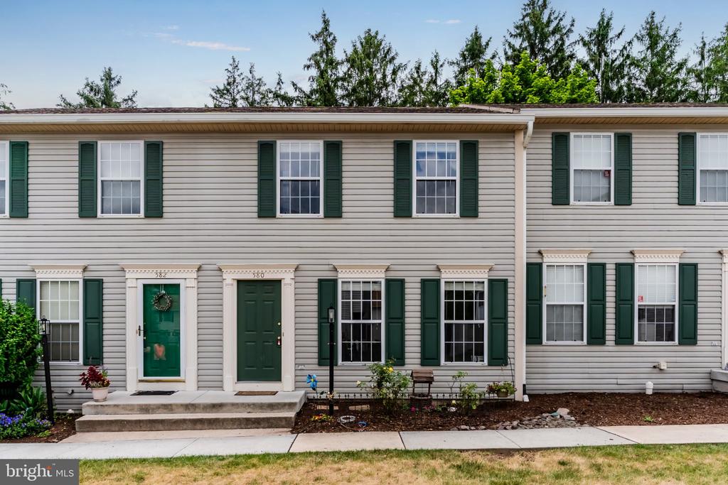 580 BENTON COURT