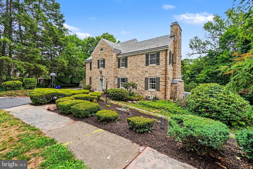 2201 BELLEVUE ROAD