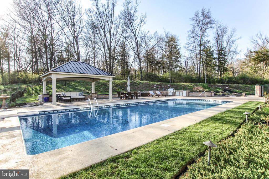 5683 GINGRICH ROAD
