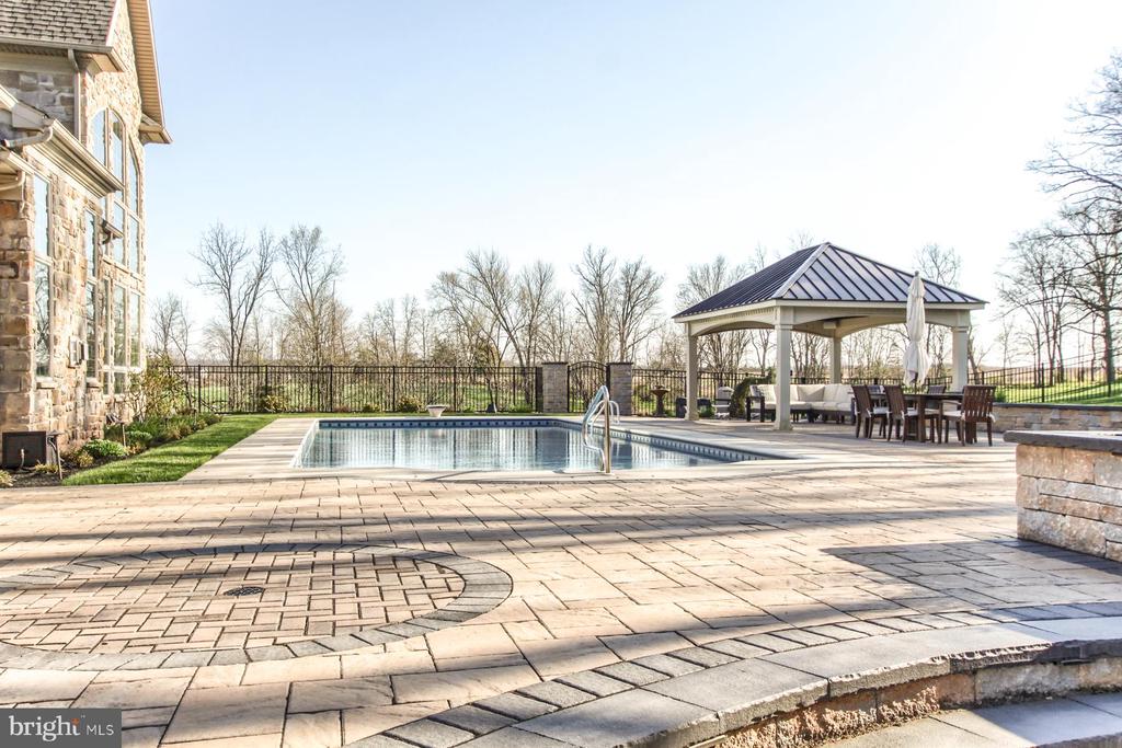 5683 GINGRICH ROAD