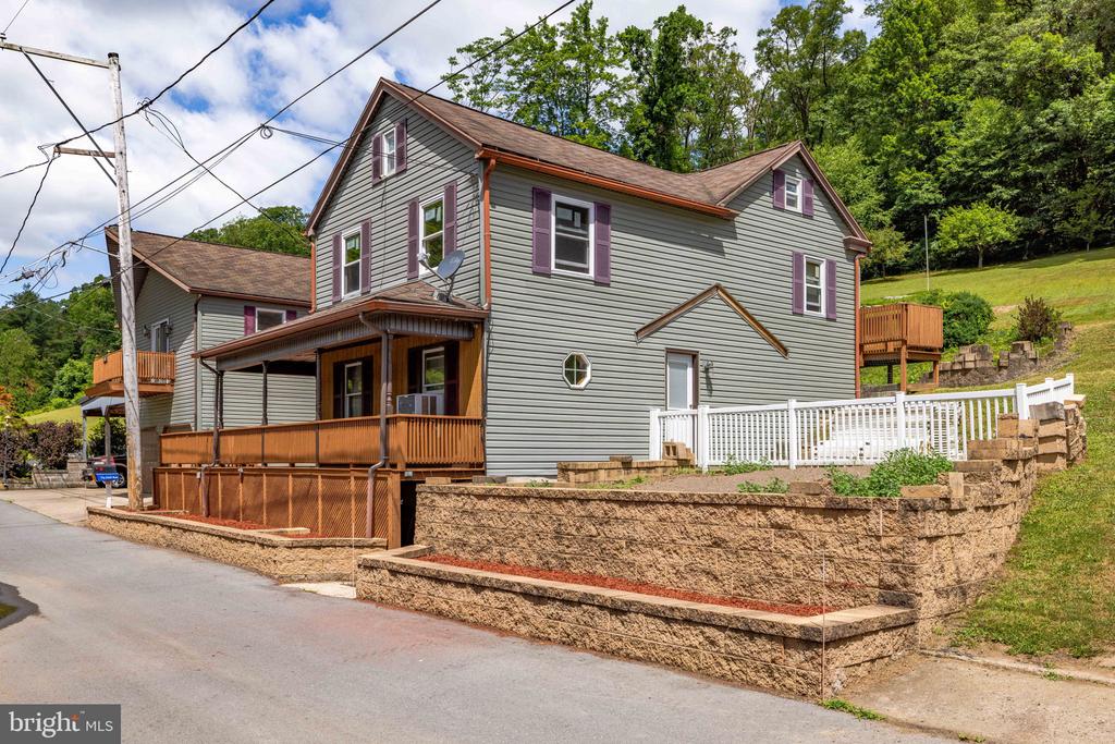 409 Mountain St
