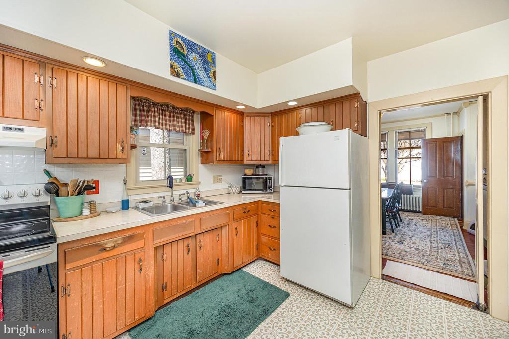 9 Broadway Ave