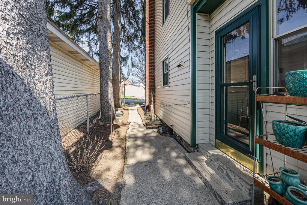 9 Broadway Ave