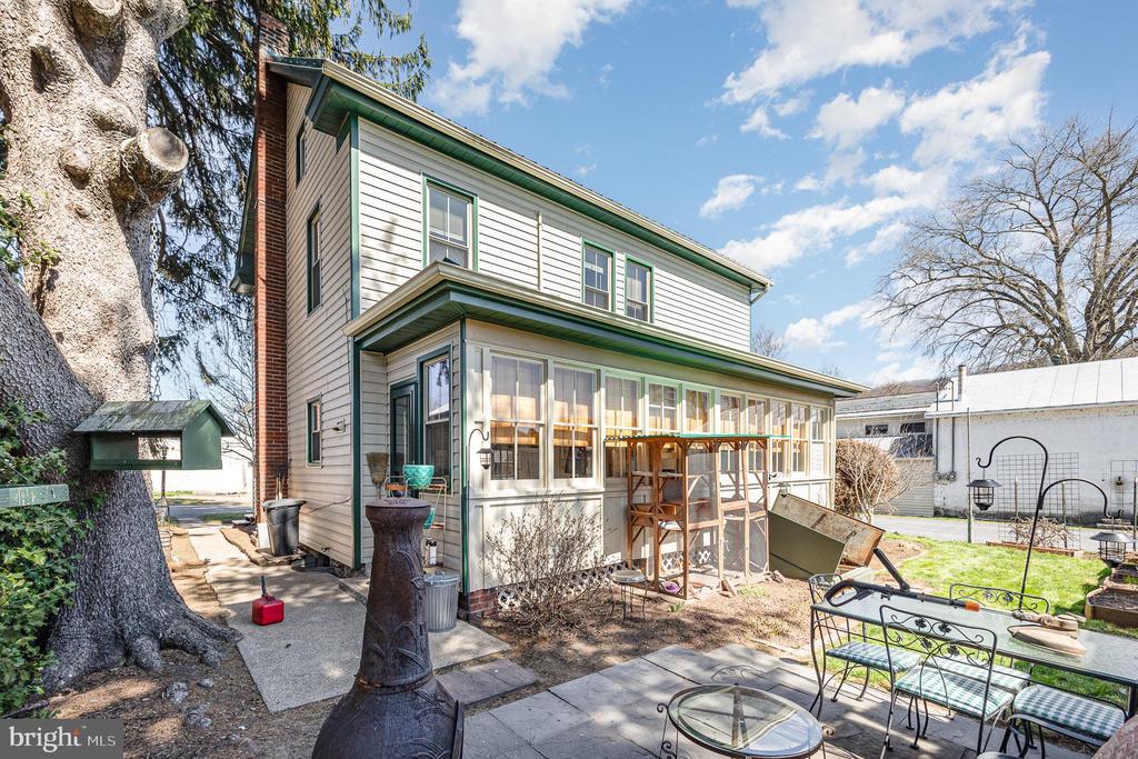 9 Broadway Ave
