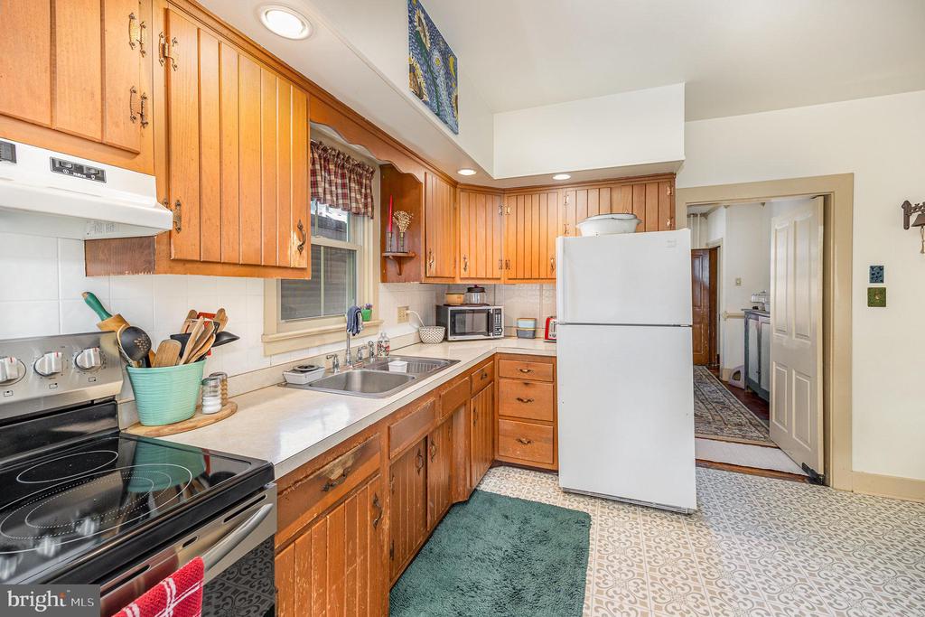 9 Broadway Ave