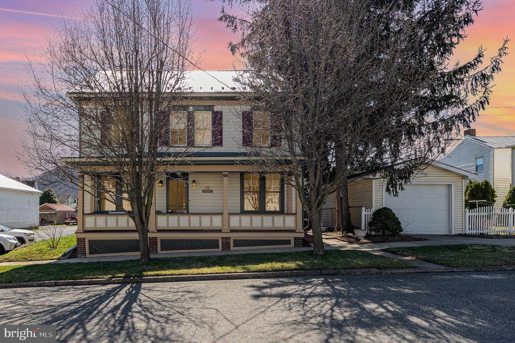9 Broadway Ave