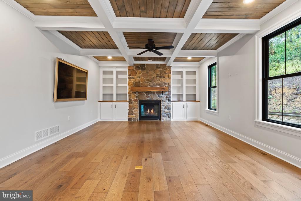 26 Jennifer Ln