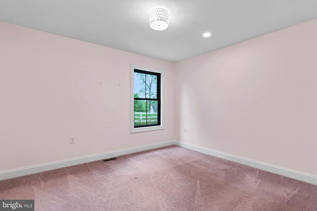 26 Jennifer Ln