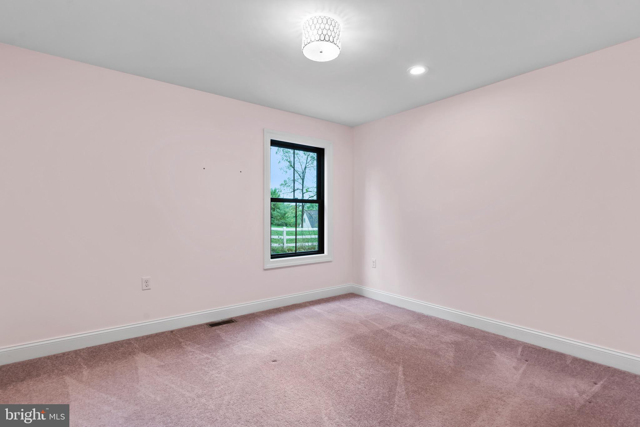 26 Jennifer Ln