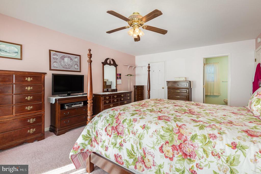 40 Spring Dr