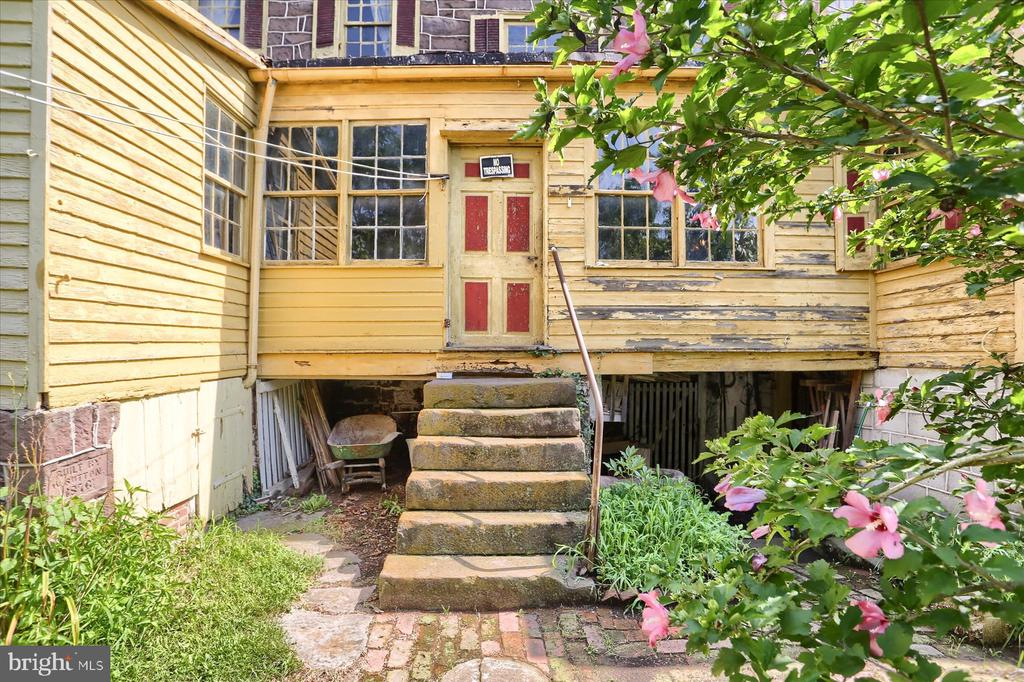 302 W Front St
