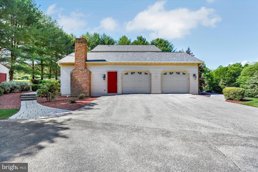 63 Lindsay Ln