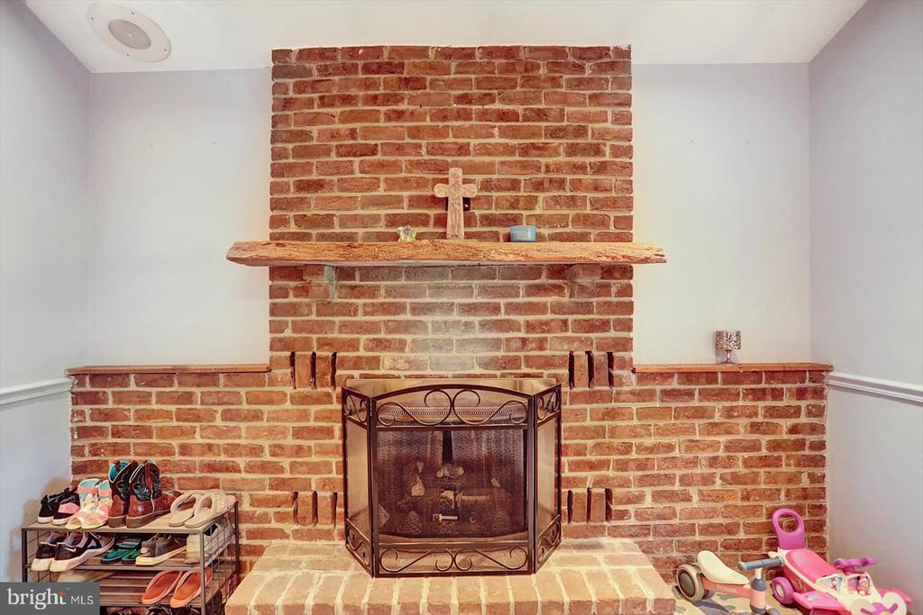 63 Lindsay Ln