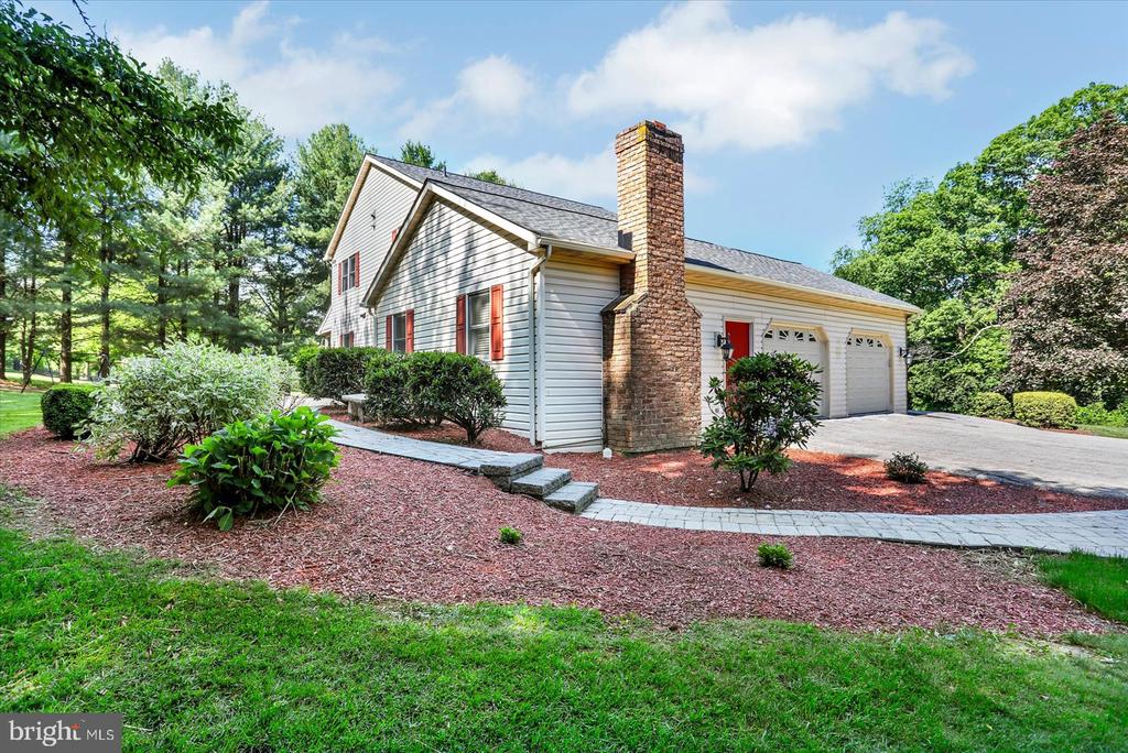 63 Lindsay Ln