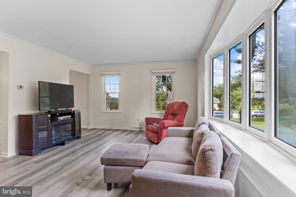 8 HOLLY DRIVE