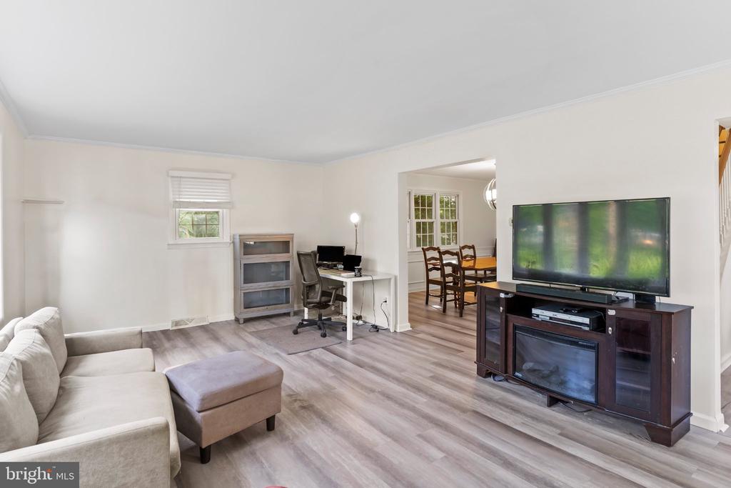 8 HOLLY DRIVE