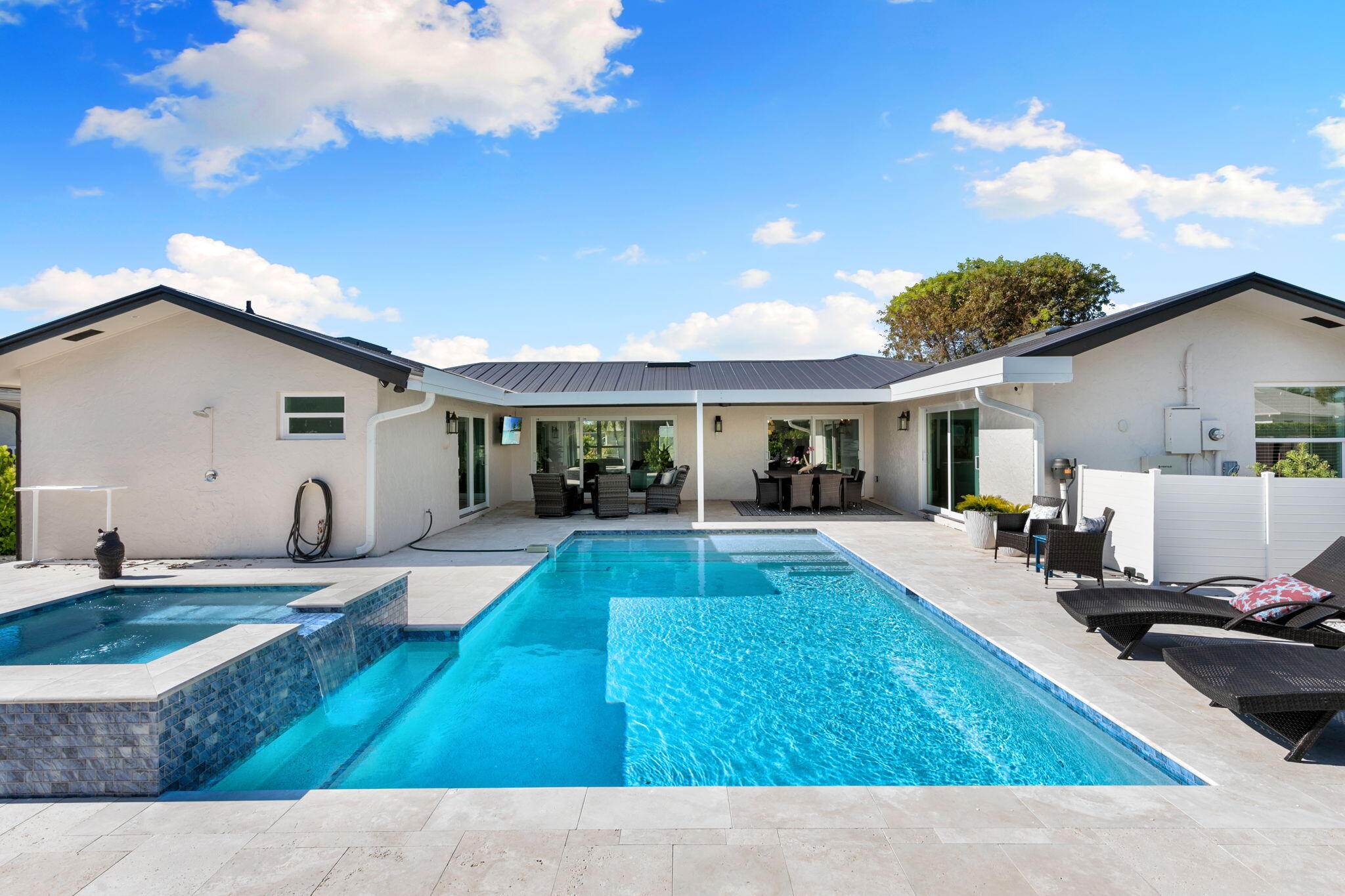 321 COLUMBUS WAY