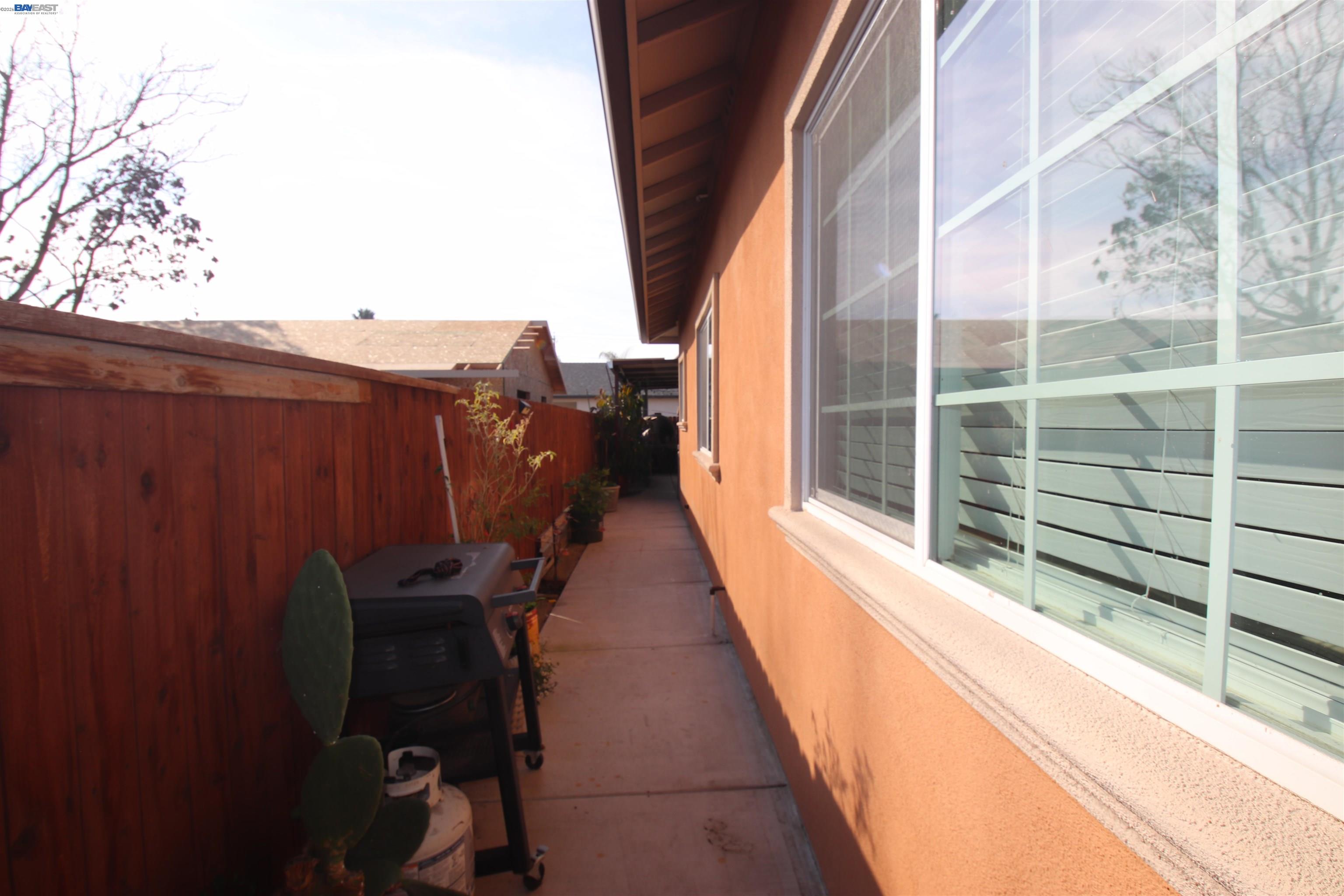 2511 S Laurel