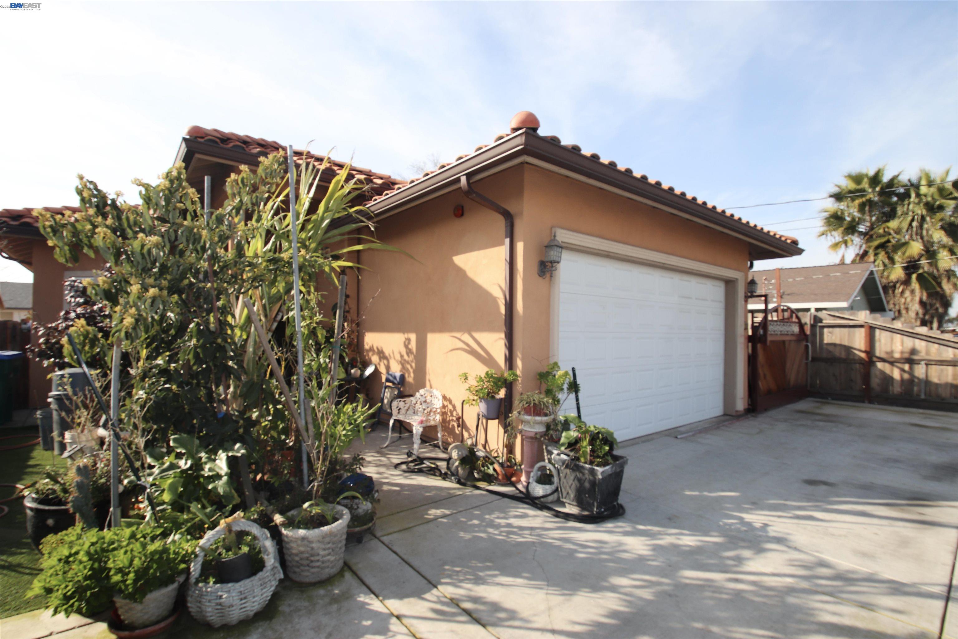 2511 S Laurel