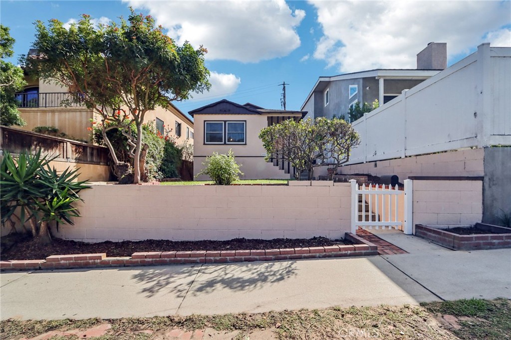 532 Rosecrans Avenue