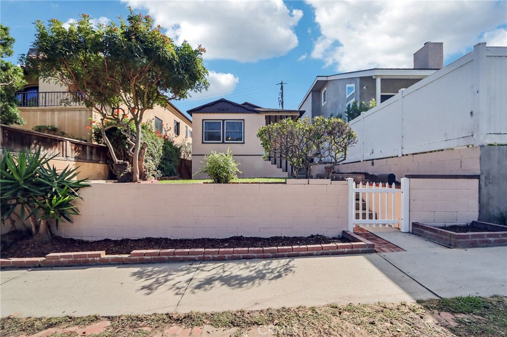 532 Rosecrans Avenue