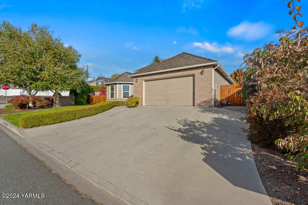 7319 Saddlebrook Dr