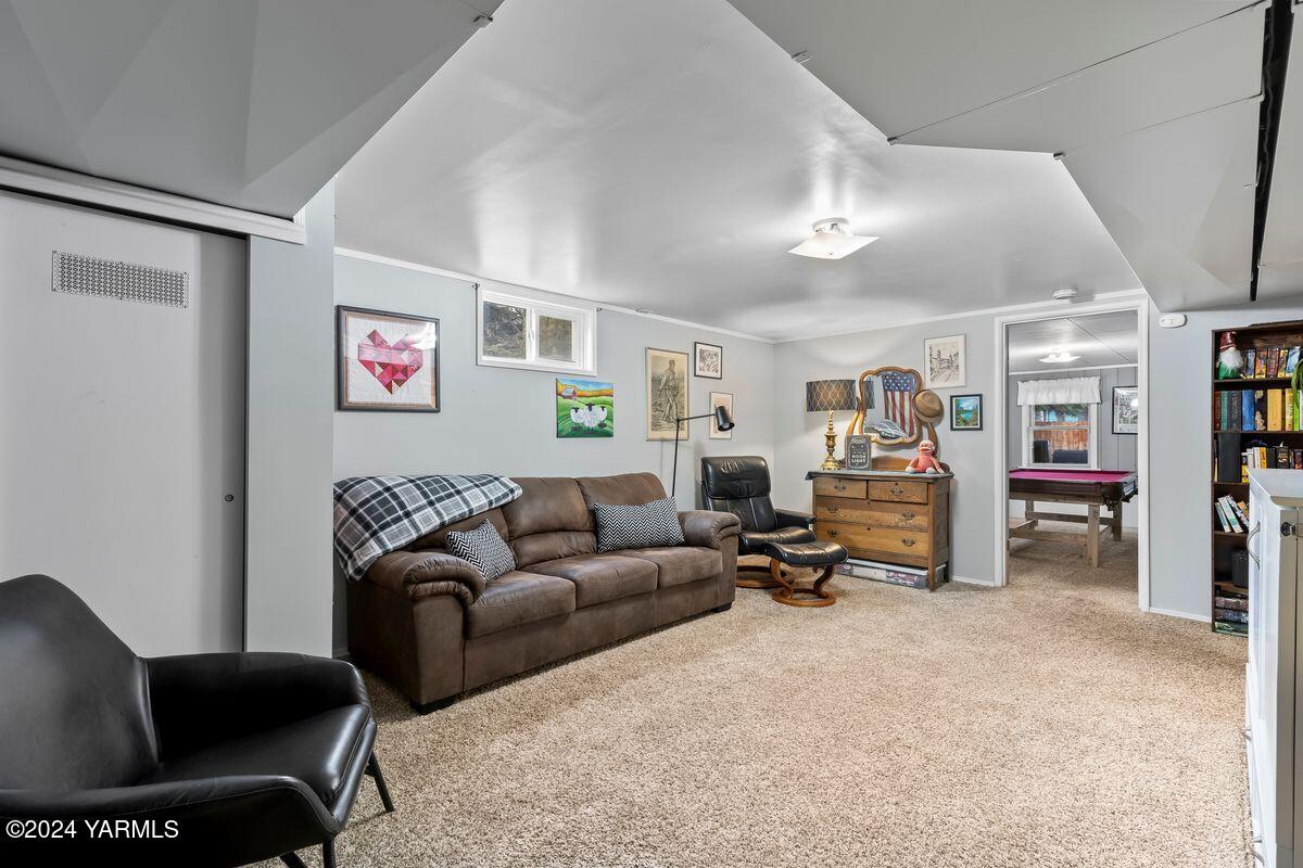 910 Rose Pl