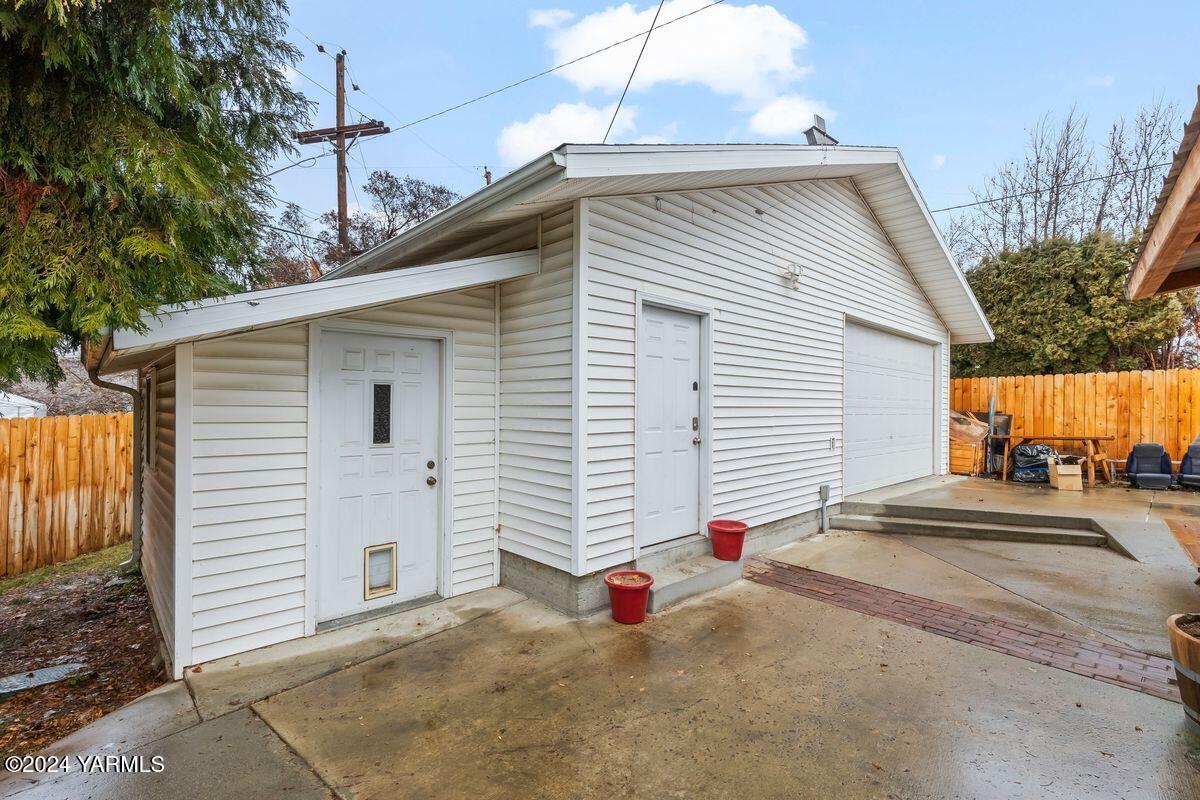 910 Rose Pl