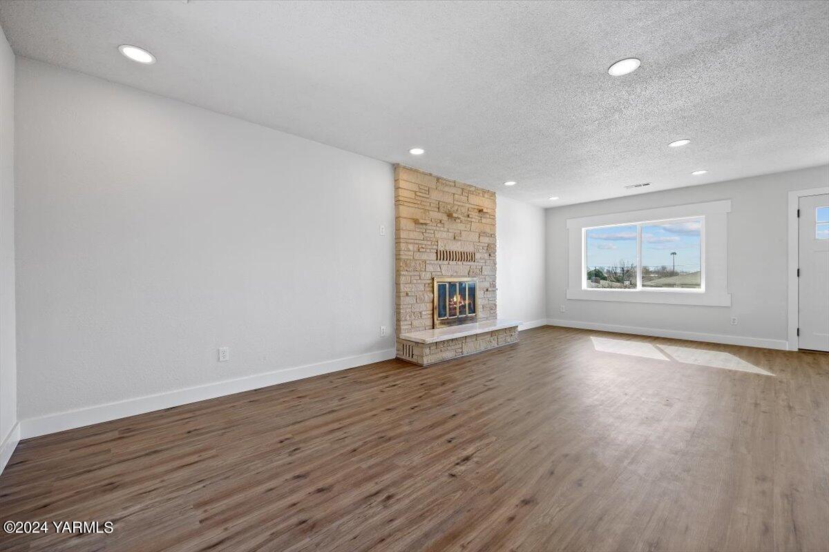 164 Hawthorne Dr