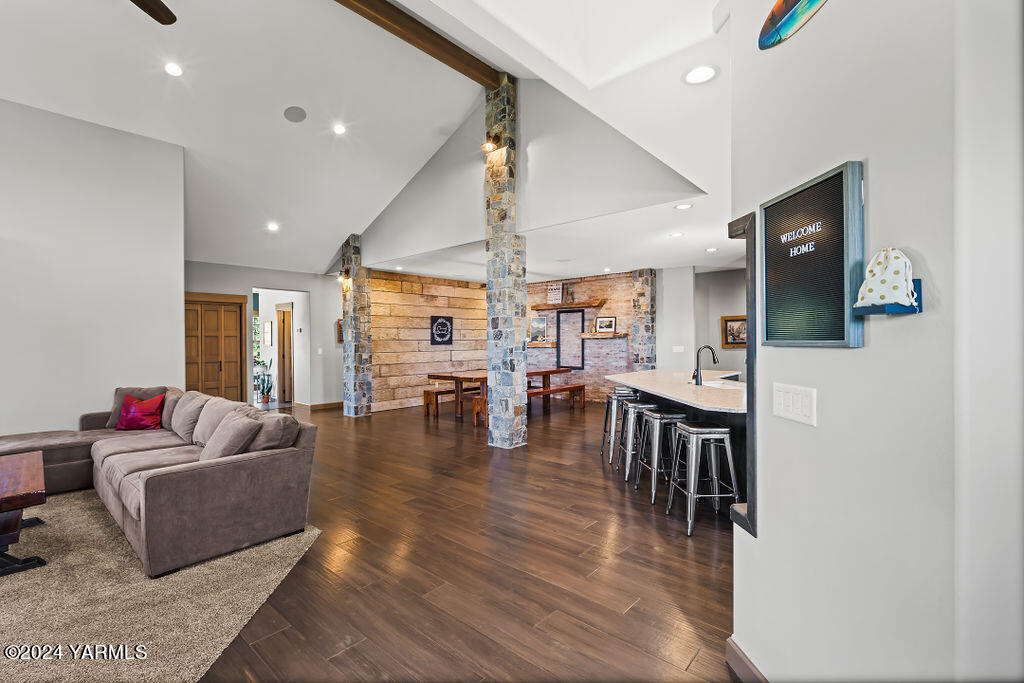 3663 Selah Loop Rd