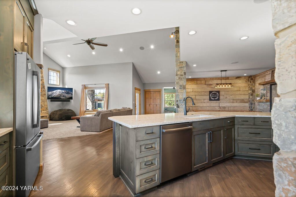 3663 Selah Loop Rd