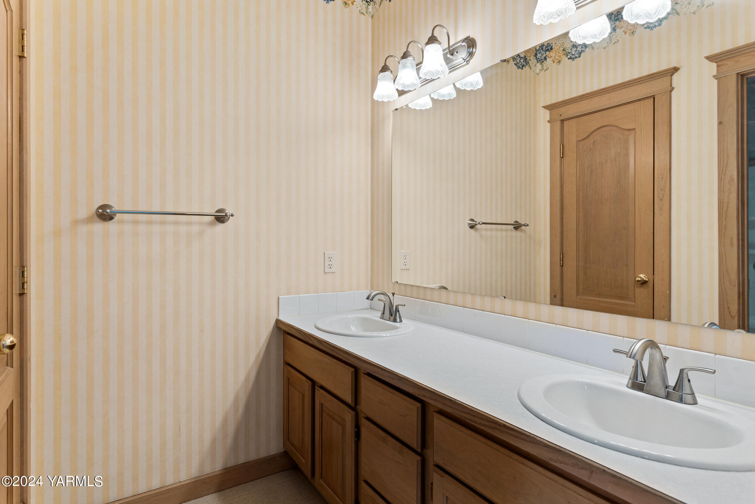 3701 Fairbanks Ave Unit: G-27