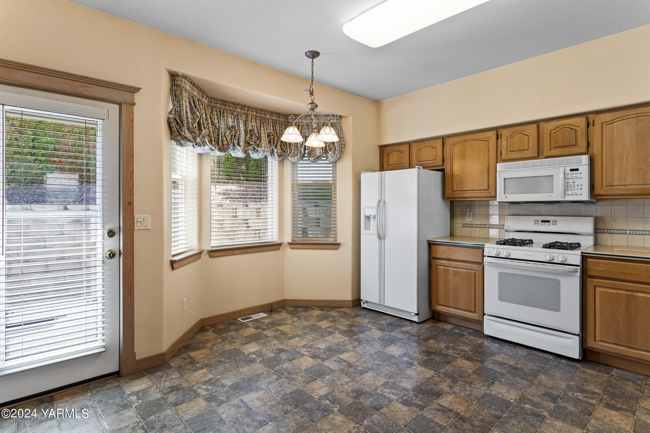 3701 Fairbanks Ave Unit: G-27
