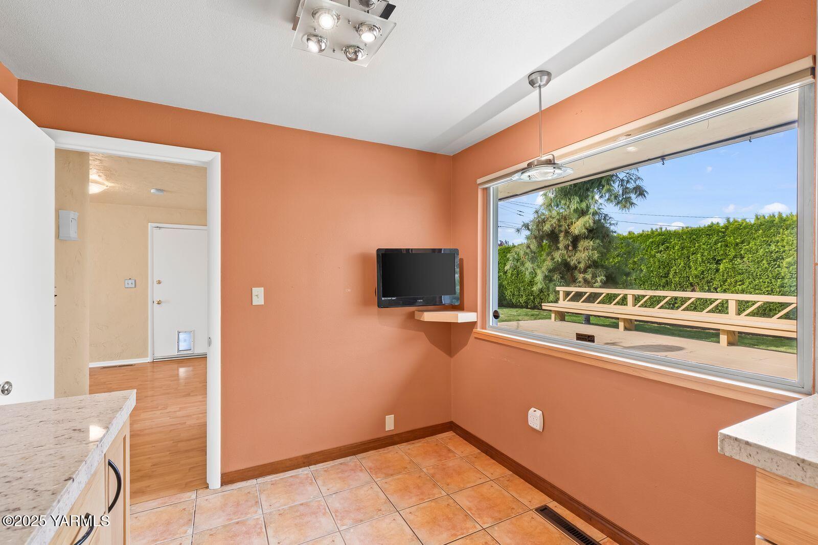 220 N 42nd Ave