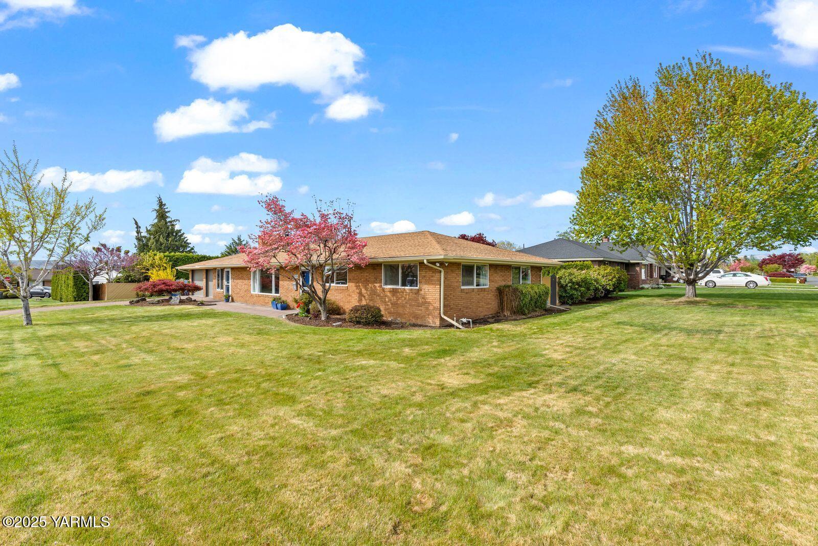 220 N 42nd Ave