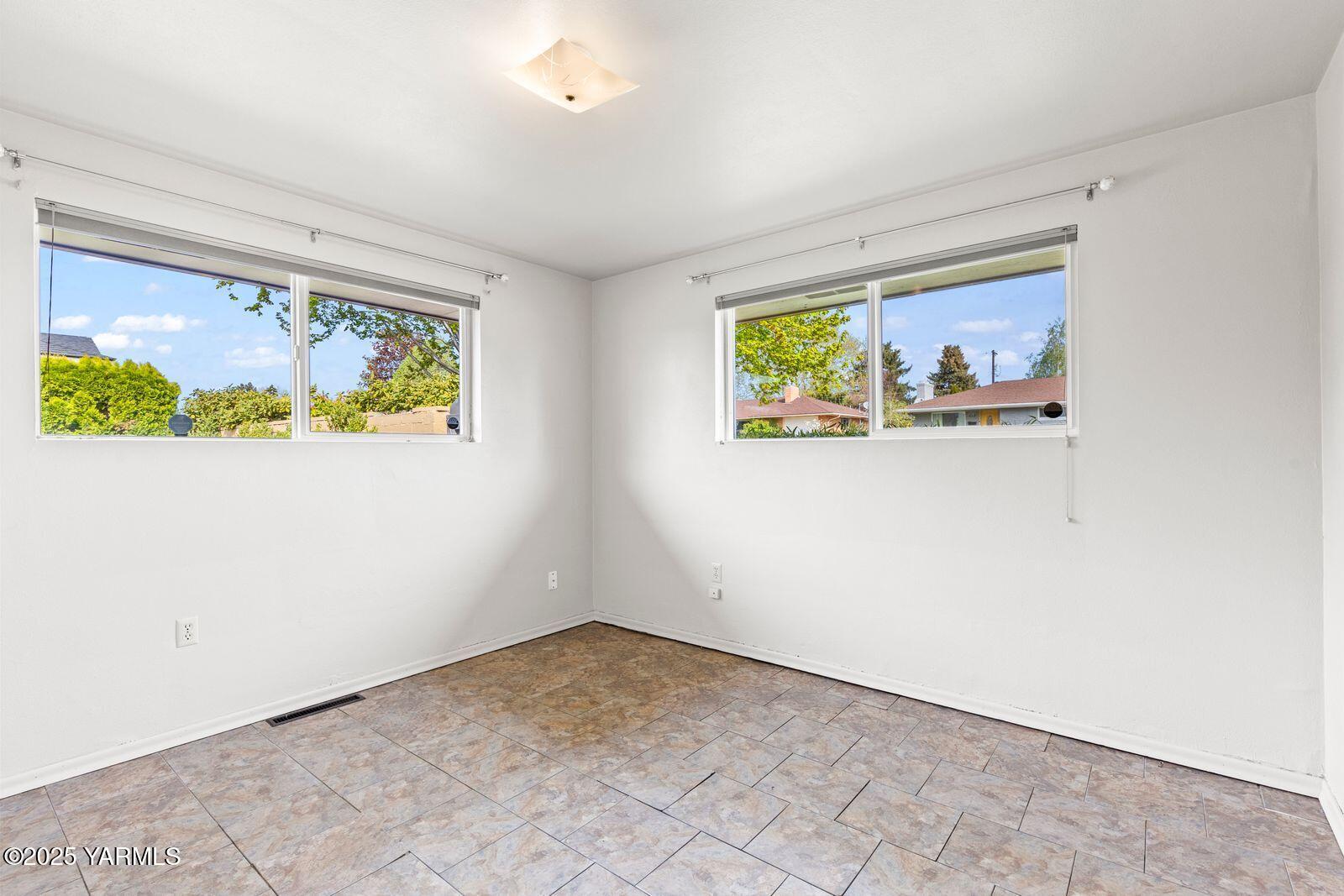 220 N 42nd Ave